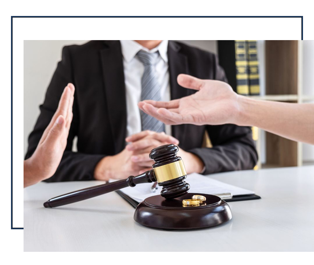 Pareja ante abogado divorciándose