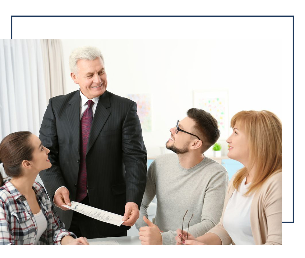 Familia feliz en lectura de testamento por parte de abogado de la familia