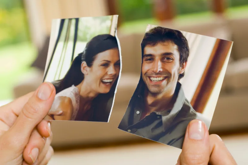 Fotografía rota de una pareja sonriendo, representando la ruptura matrimonial.