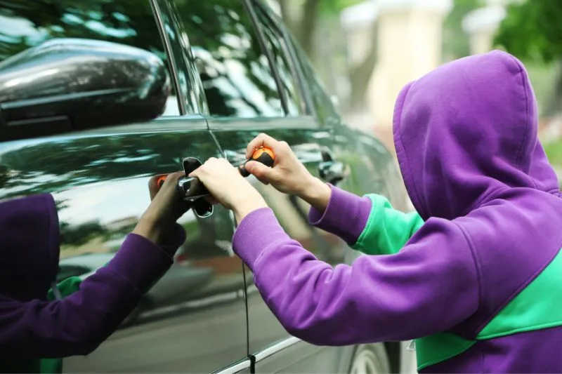 Menos cometiendo un delito de robo de coche